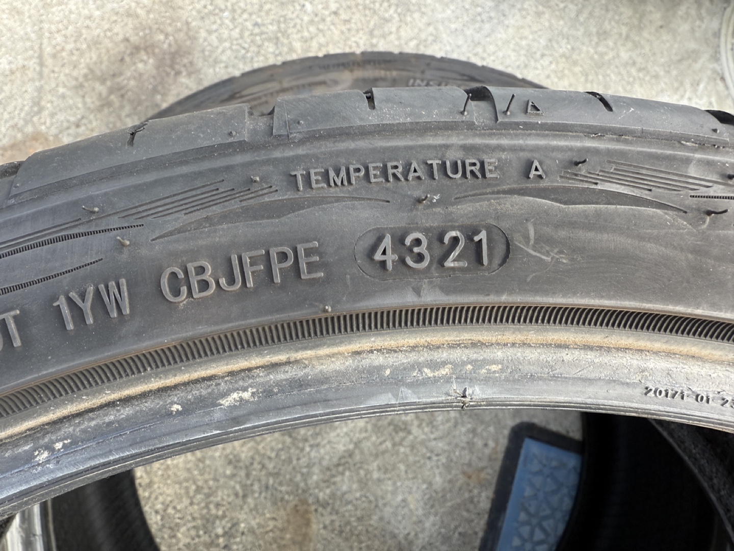 中古タイヤ　245/35r20 アルファードの写真3枚目