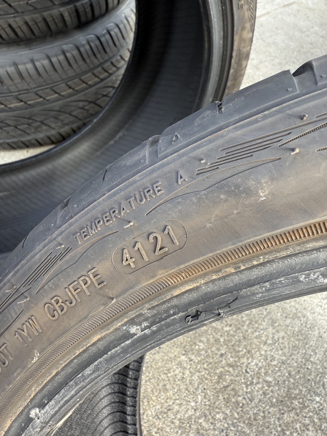 中古タイヤ　245/35r20 アルファードの写真2枚目