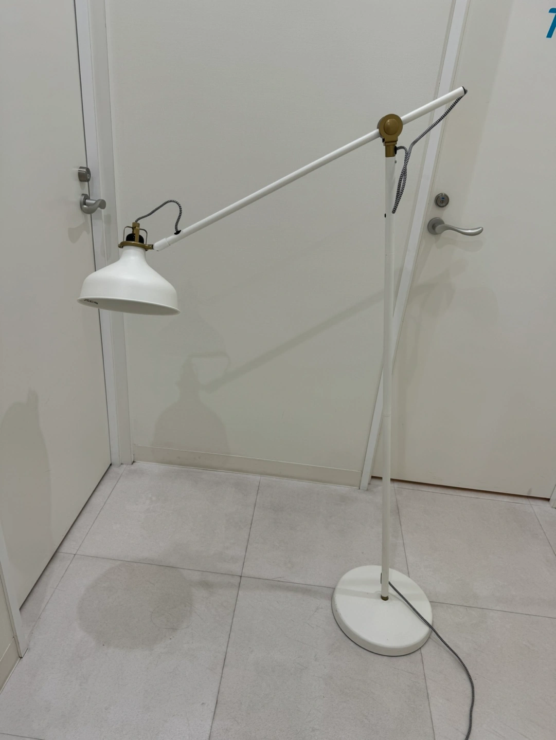 IKEA フロアスタンド 白 〈電球付き〉