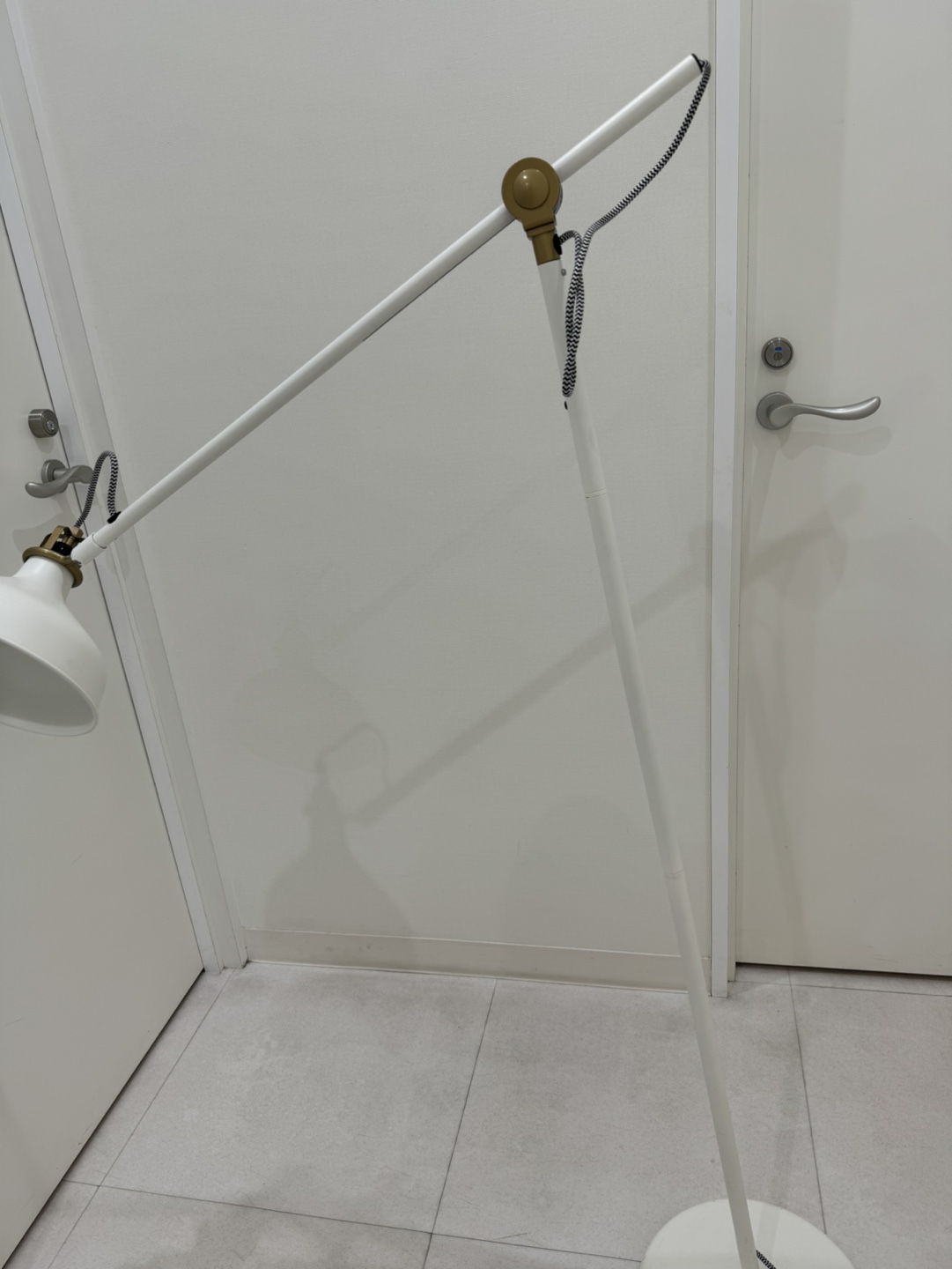 IKEA フロアスタンド　白　〈電球付き〉の写真5枚目