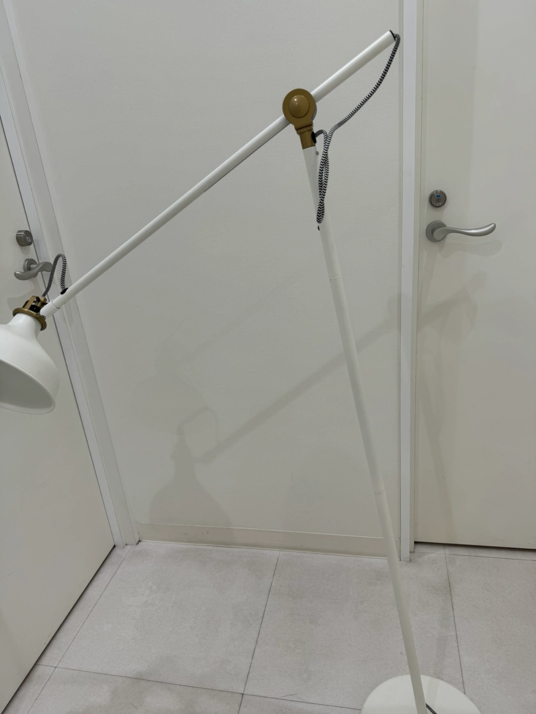 IKEA フロアスタンド 白 〈電球付き〉の写真5枚目