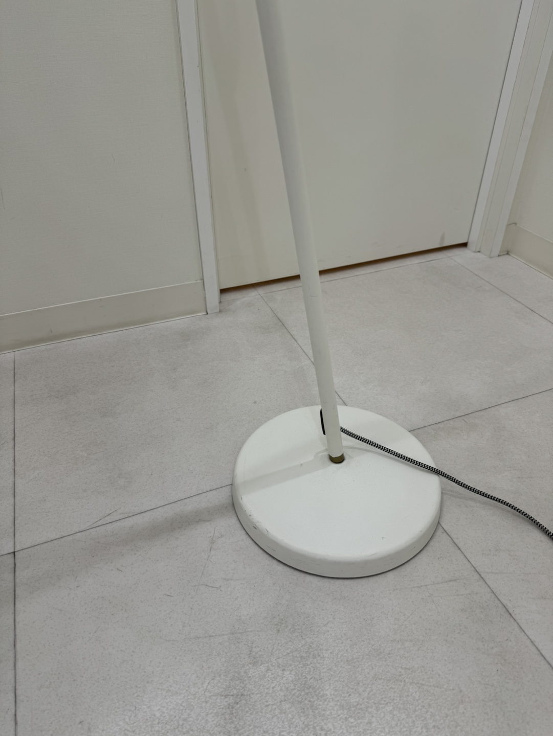 IKEA フロアスタンド　白　〈電球付き〉の写真4枚目