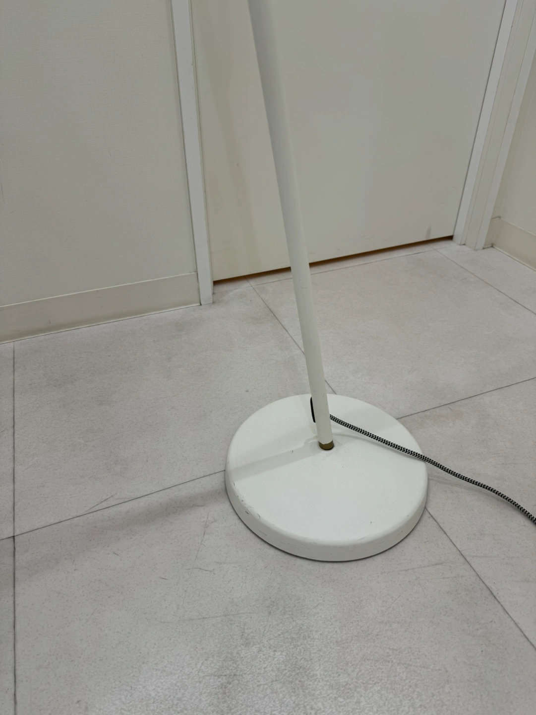 IKEA フロアスタンド 白 〈電球付き〉の写真4枚目