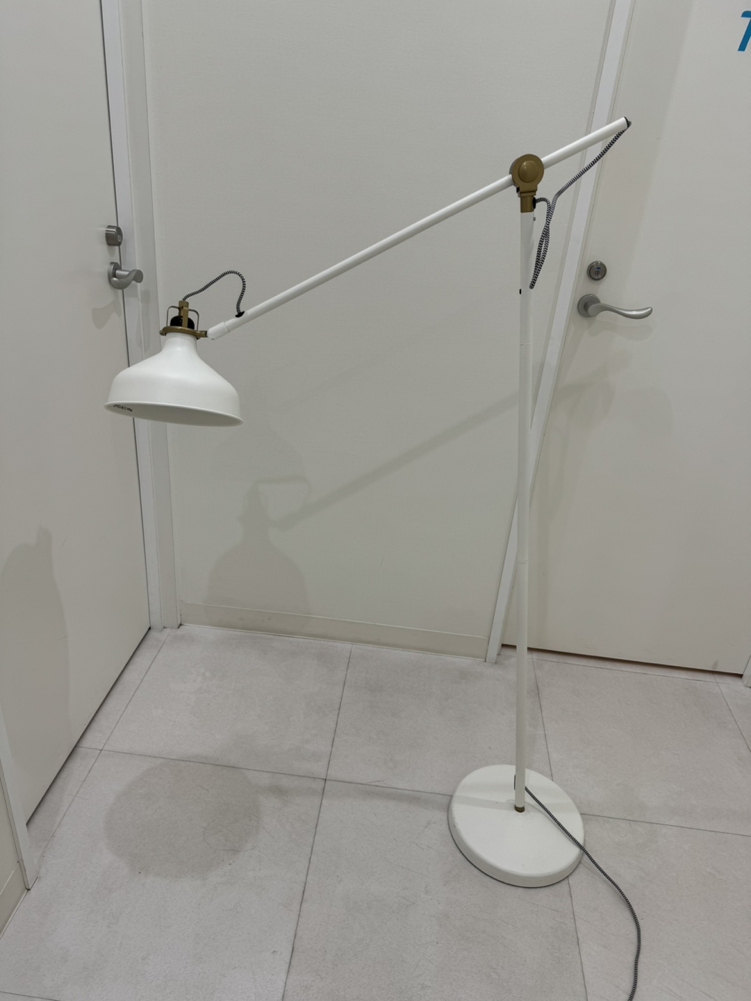 IKEA スタンドライト　白　〈電球付き〉