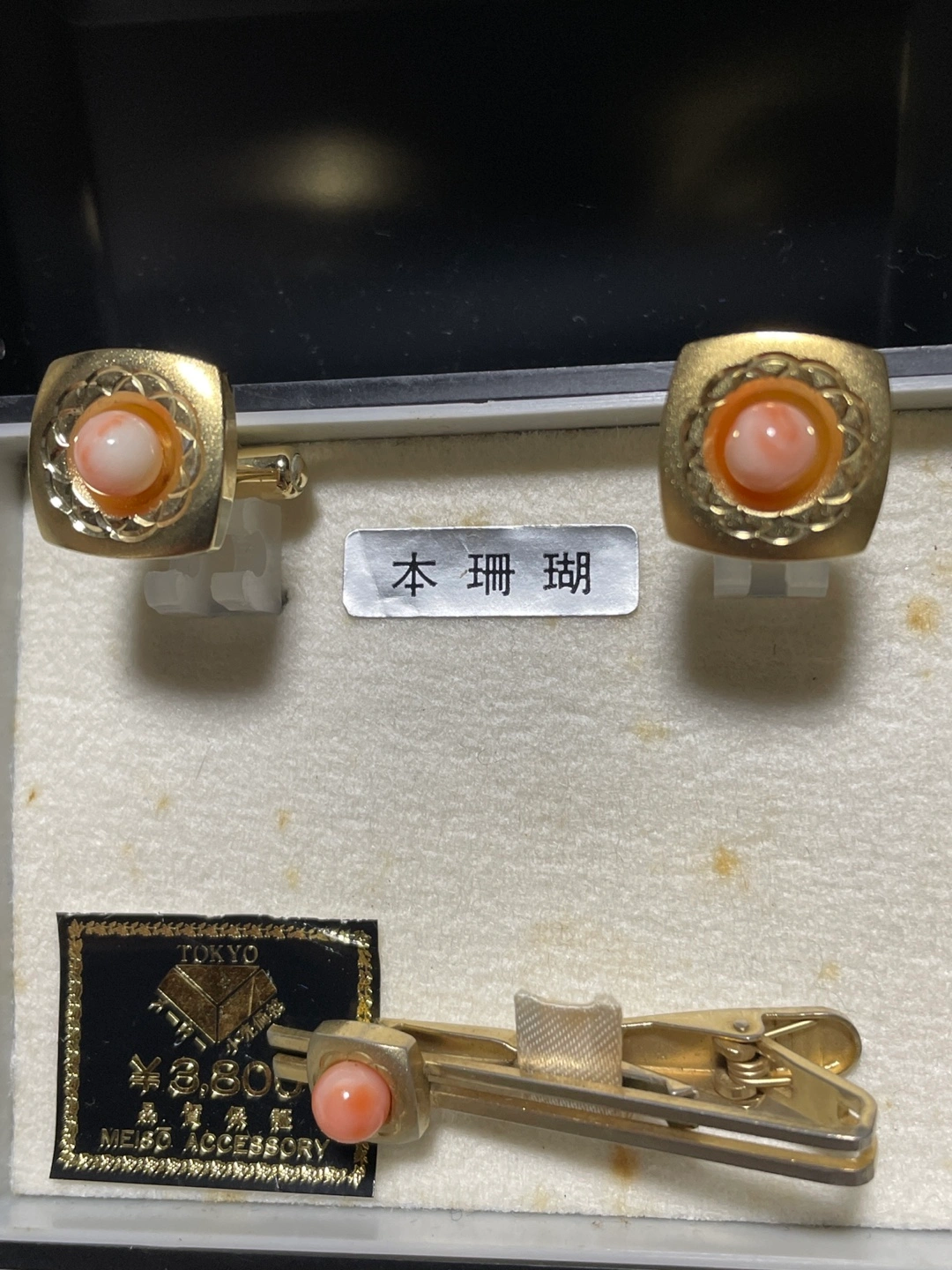 本珊瑚のネクタイピンとカフス