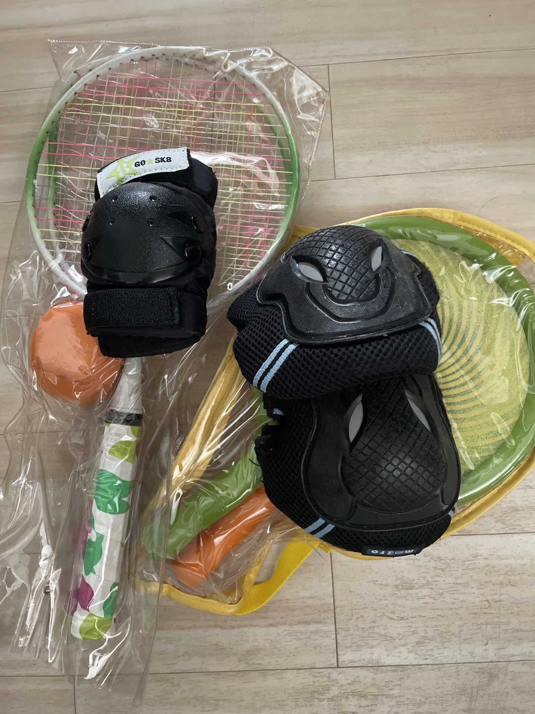 外遊びセット　肘当て、膝当て、ラケット