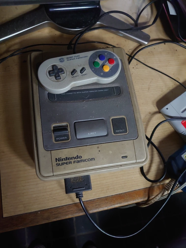 スーパーファミコン 本体とAQUOS20インチの写真2枚目