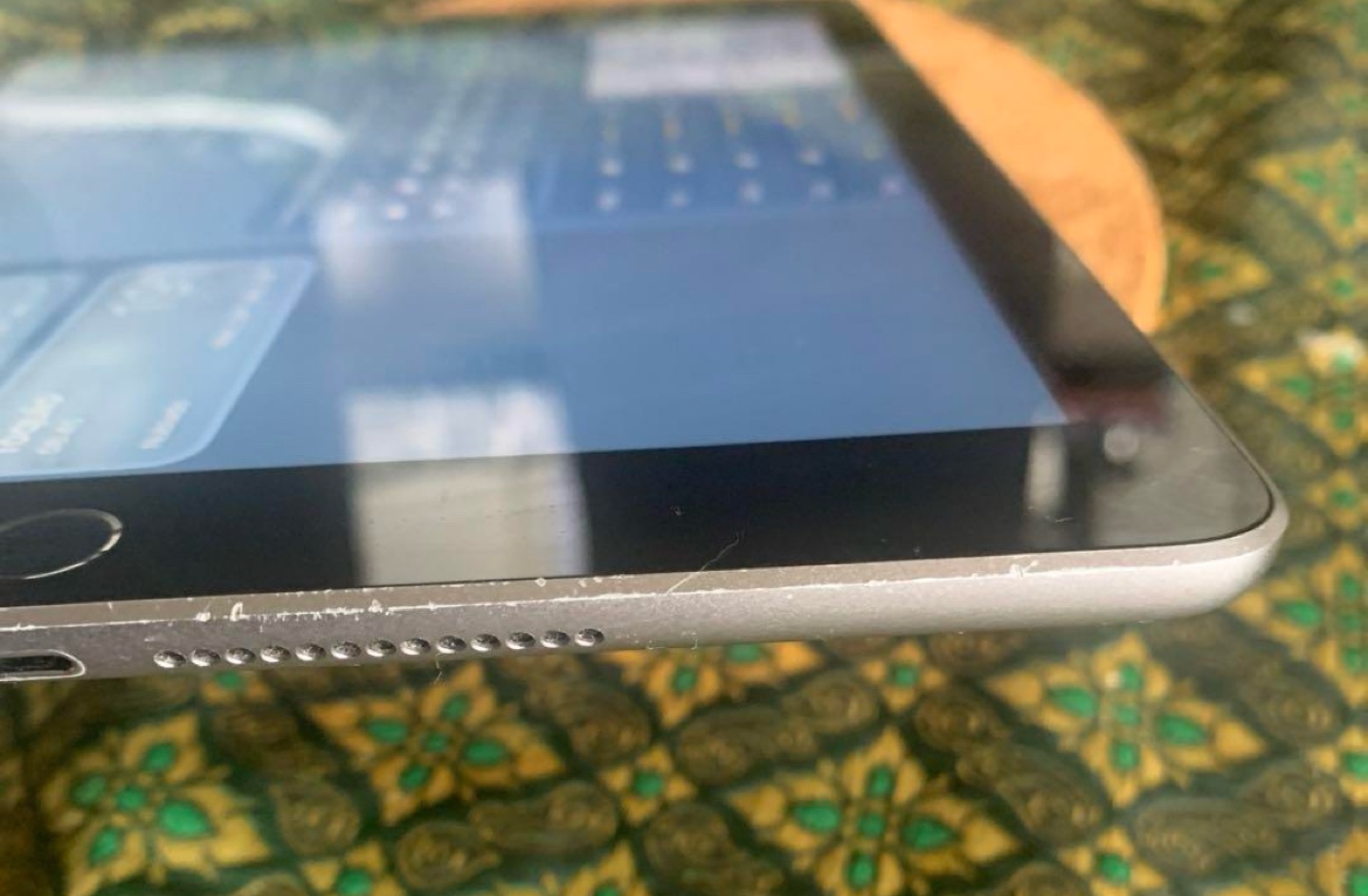 iPad 5 世代　32gb Wi-Fi +セルラー　SIMスリーの写真4枚目