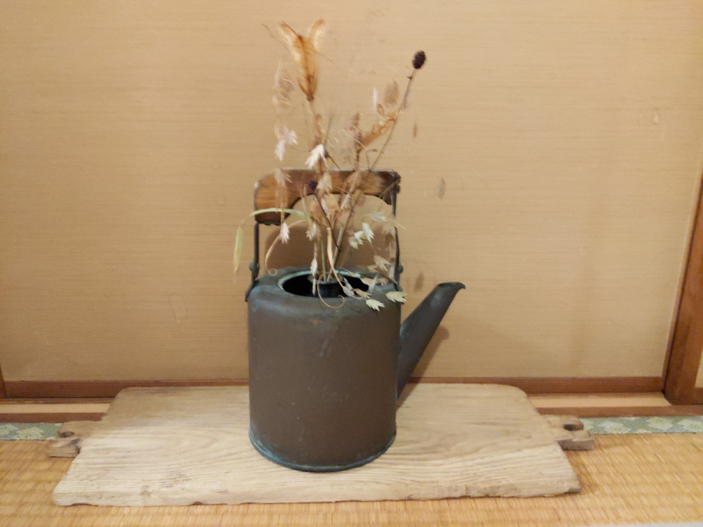 アンティーク銅製やかんと、桐の敷板