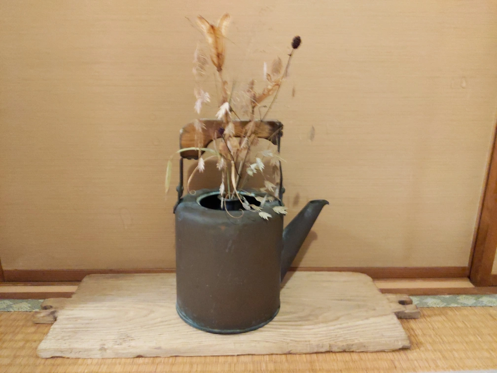 アンティーク銅製やかんと、桐の敷板