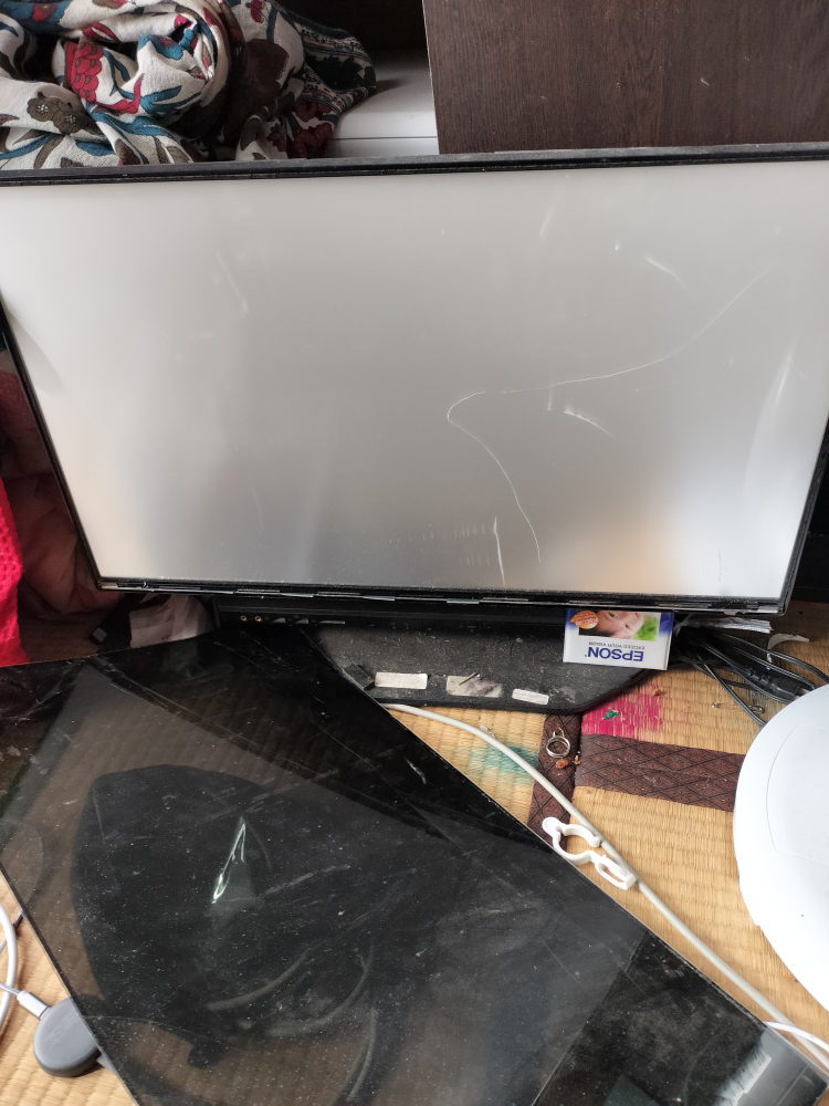 中古で買ったパソコンで画面われて　はがれてるものすてたいので0円