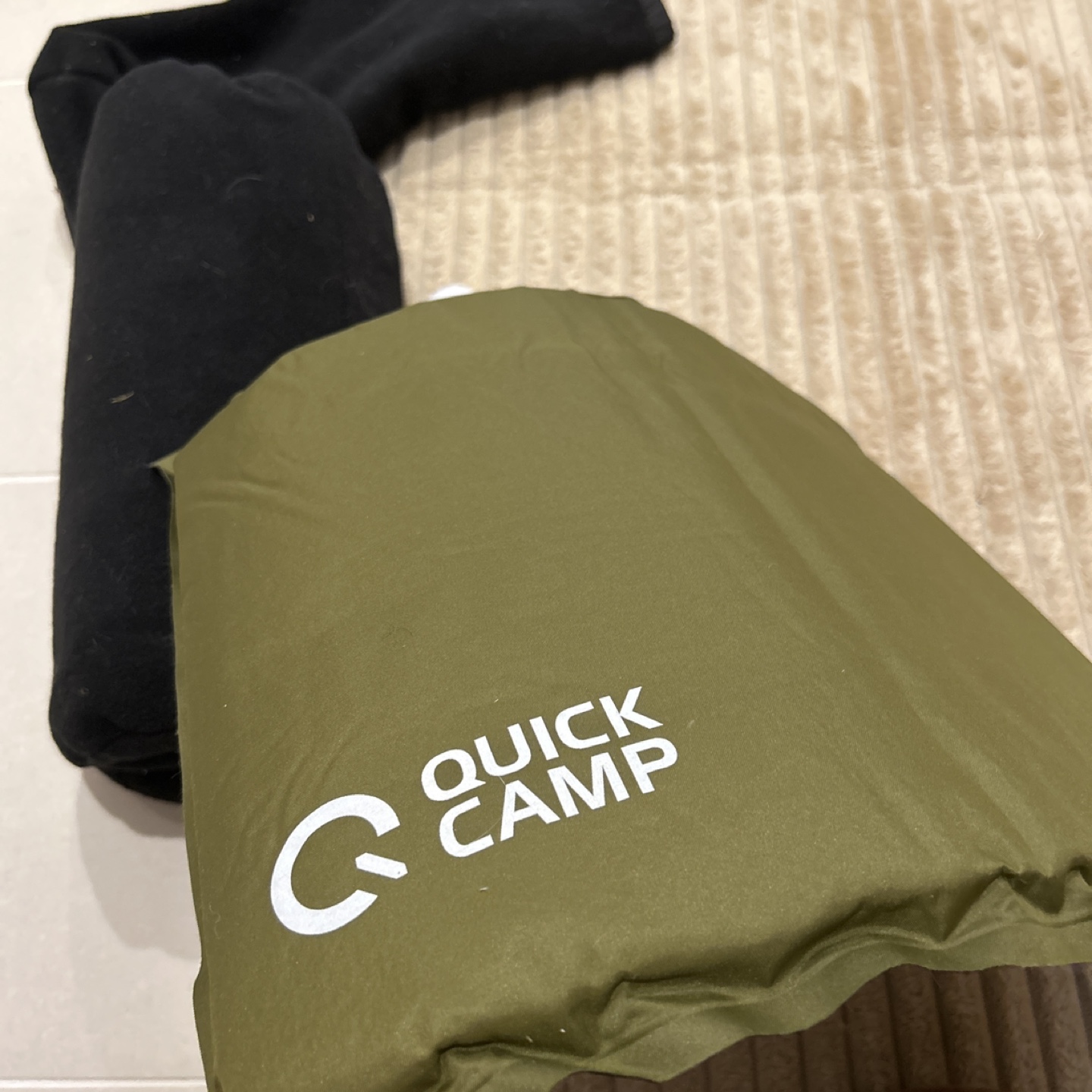オリーブグリーンのQUICK CAMP製エアピロー、収納袋付きの写真3枚目