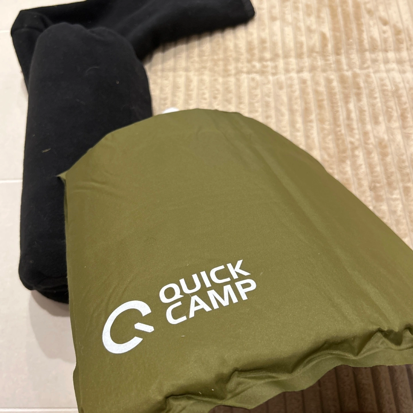 オリーブグリーンのQUICK CAMP製エアピロー、収納袋付きの写真3枚目
