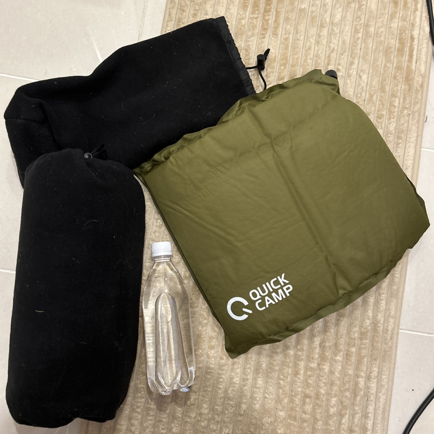 オリーブグリーンのQUICK CAMP製エアピロー、収納袋付きの写真2枚目