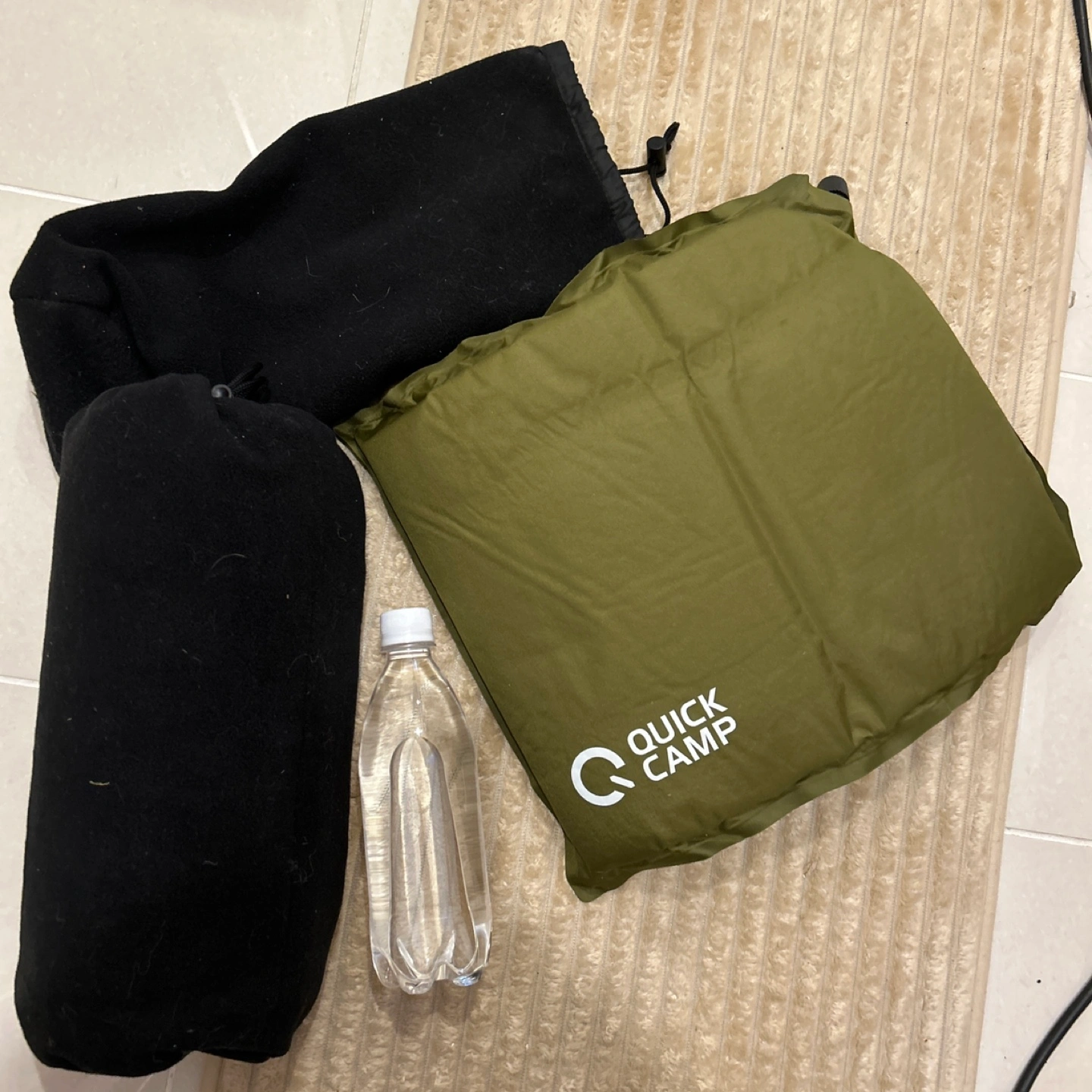 オリーブグリーンのQUICK CAMP製エアピロー、収納袋付きの写真2枚目