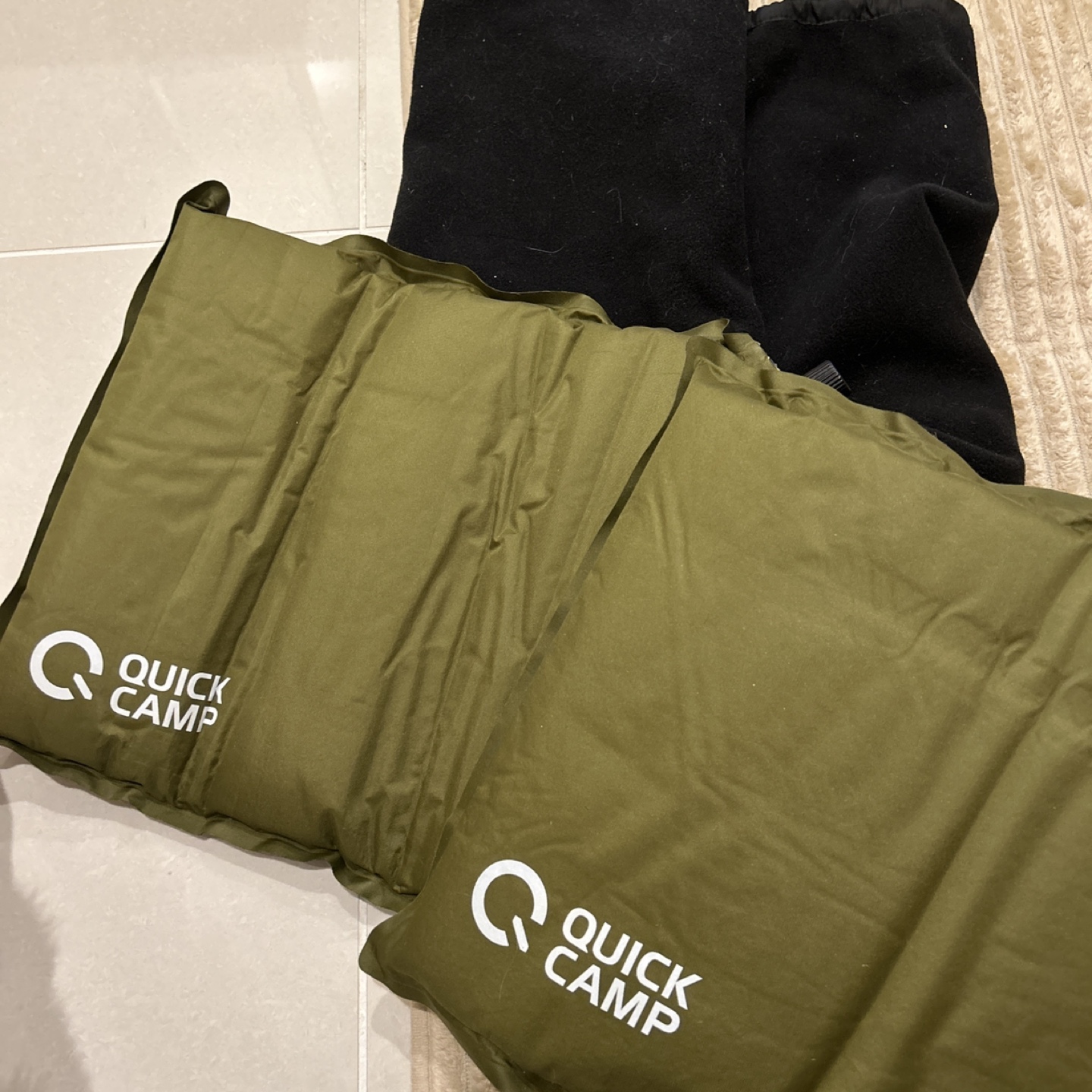 オリーブグリーンのQUICK CAMP製エアピロー、収納袋付き