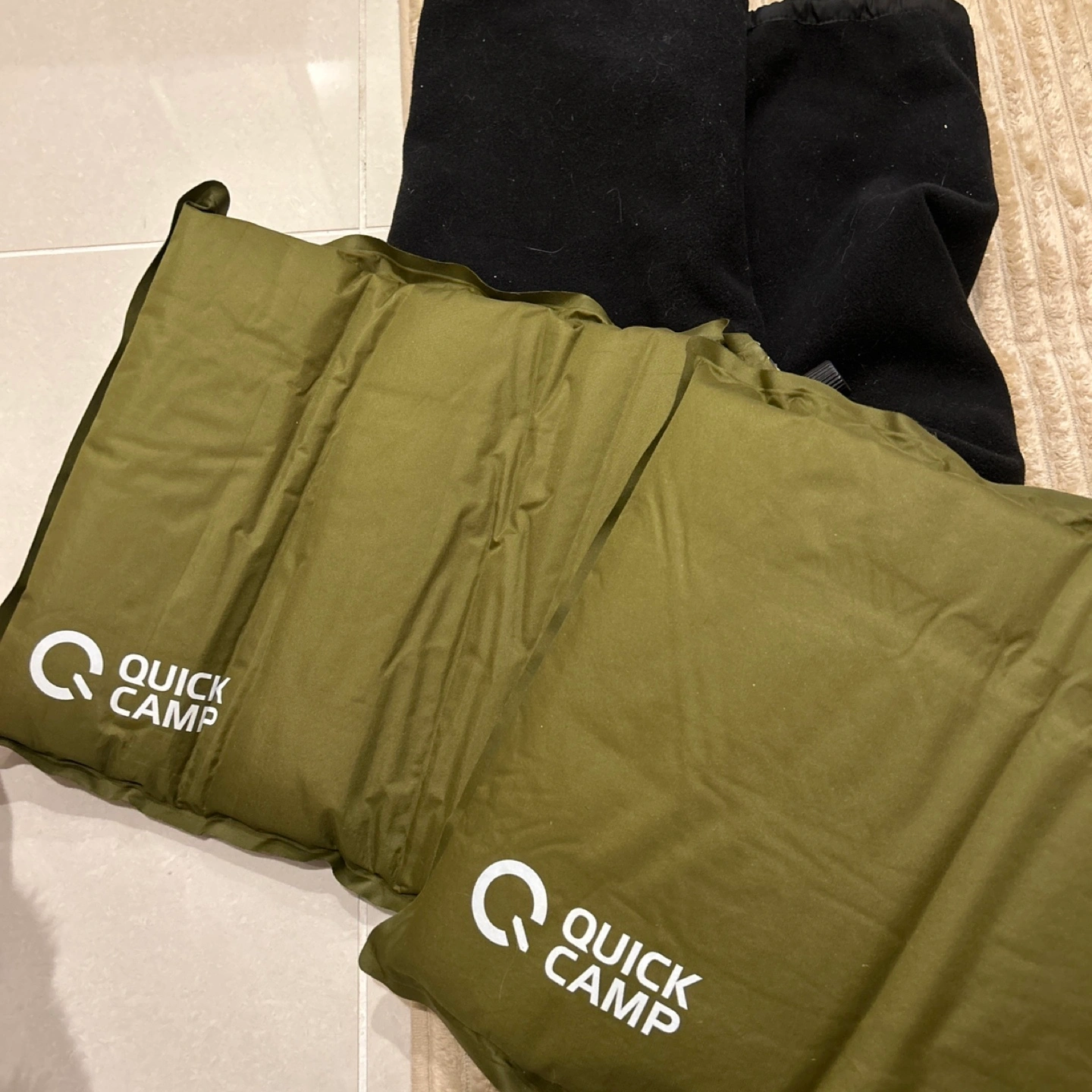 オリーブグリーンのQUICK CAMP製エアピロー、収納袋付き