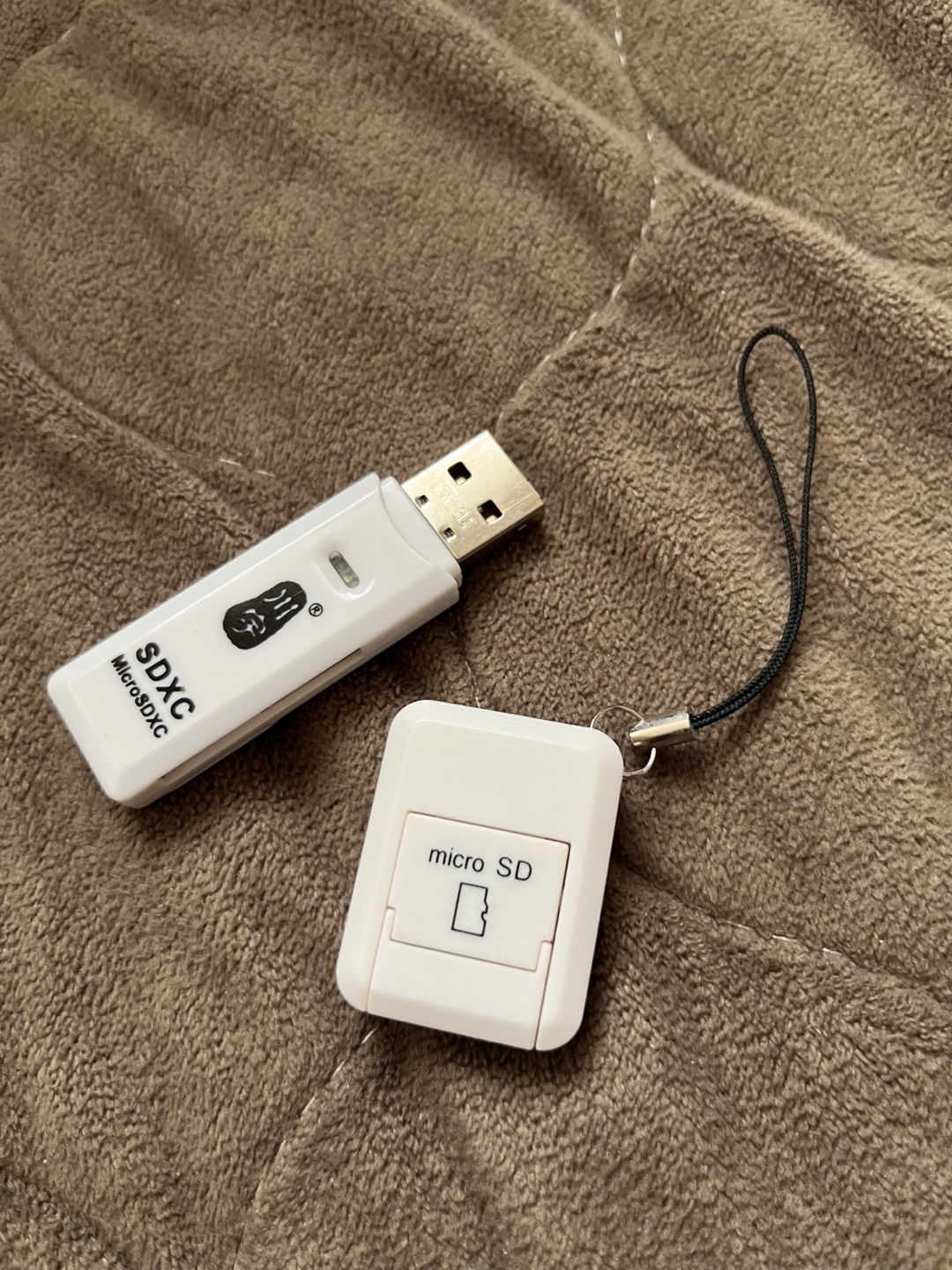 アダプターとSDカードとUSBの写真5枚目