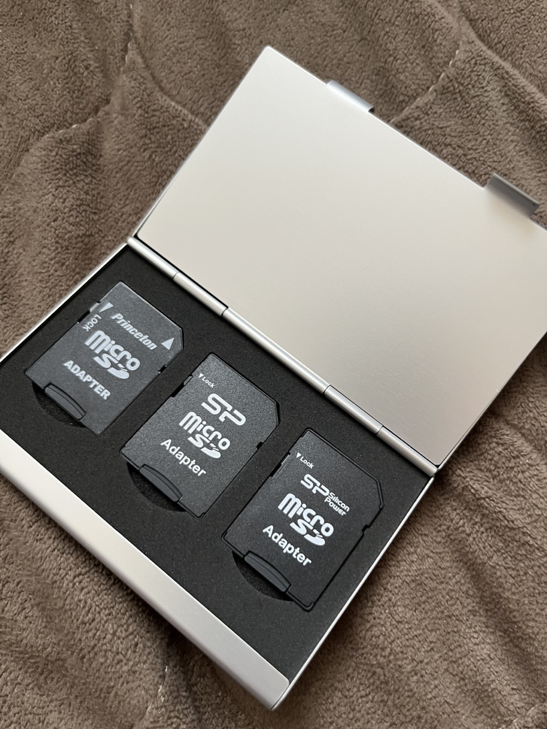 アダプターとSDカードとUSBの写真7枚目