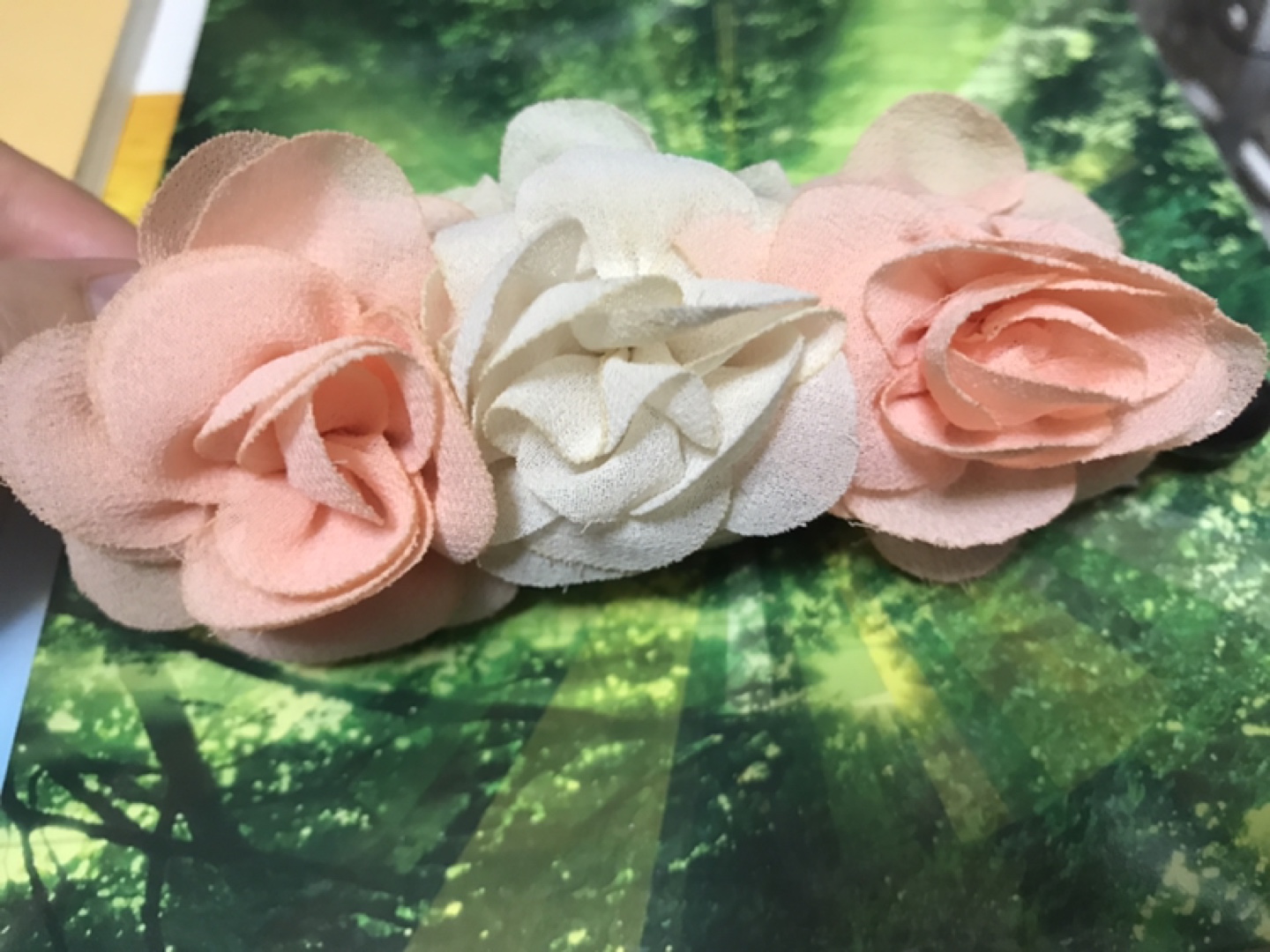 花飾り付きヘアークリップの写真2枚目
