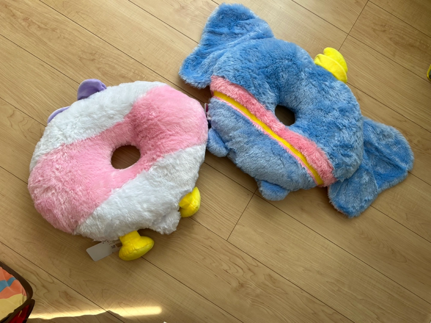ディズニー ドーナツ型クッション2個セットの写真2枚目