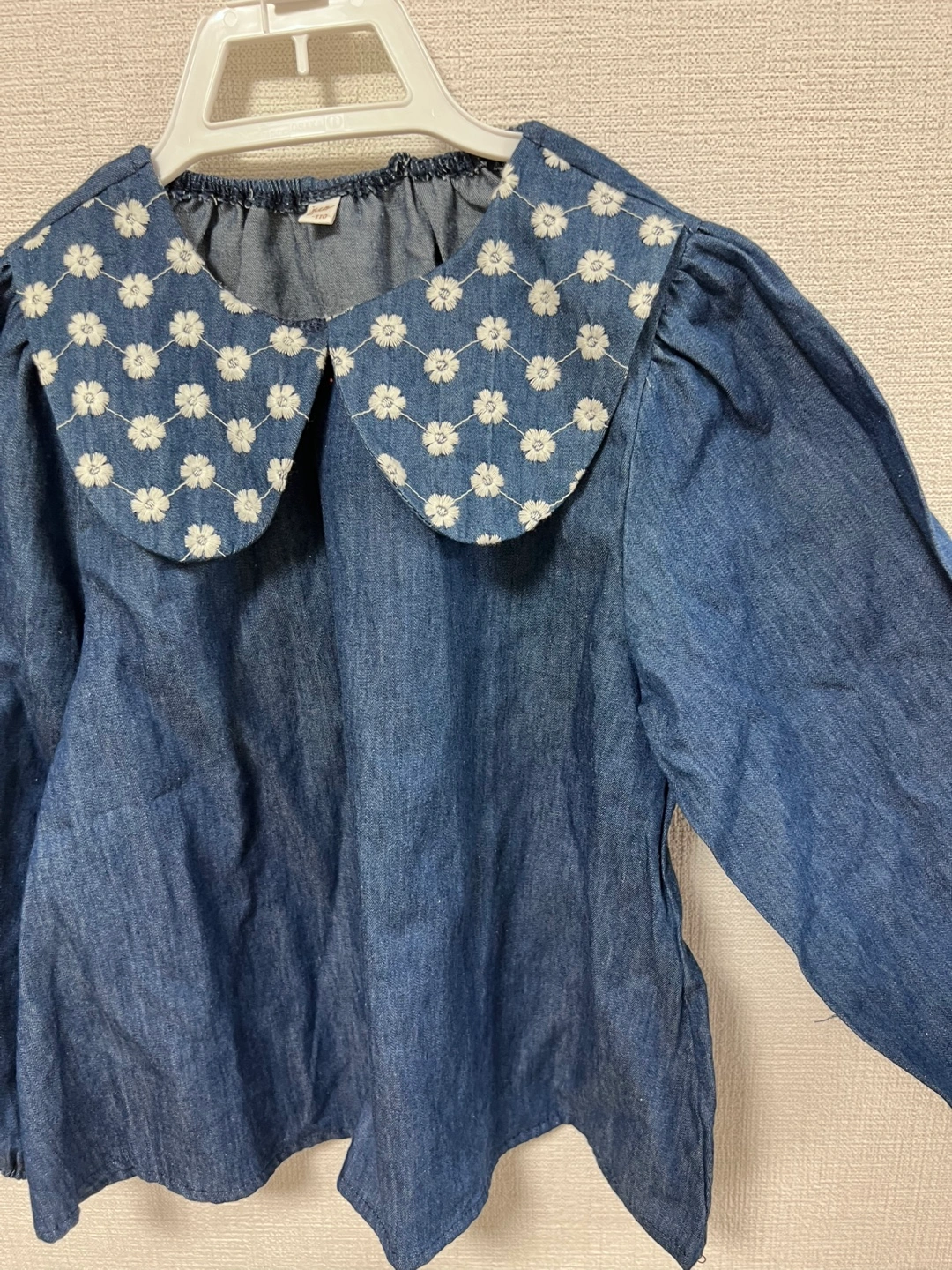 未使用デニム風刺繍ブラウス 110cmの写真3枚目