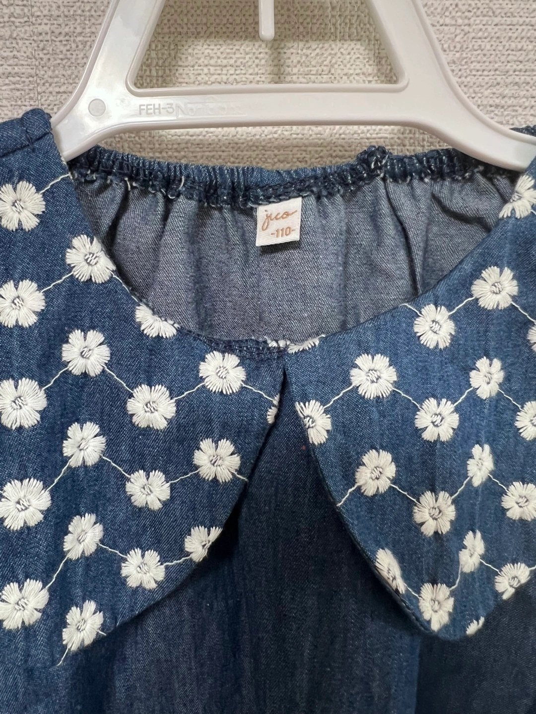 未使用デニム風刺繍ブラウス 110cmの写真4枚目