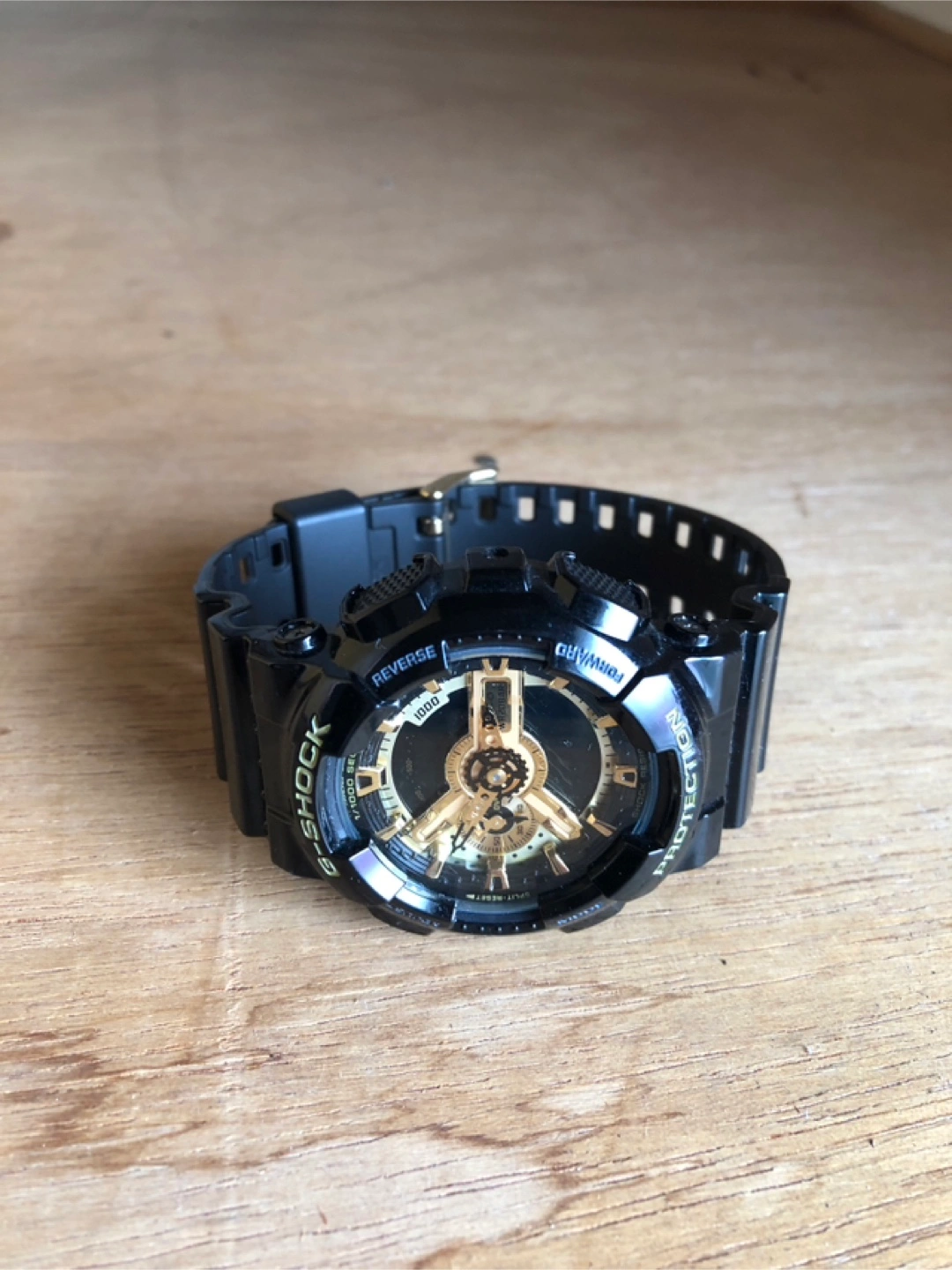 G-SHOCK ブラックxゴールド 腕時計の写真2枚目