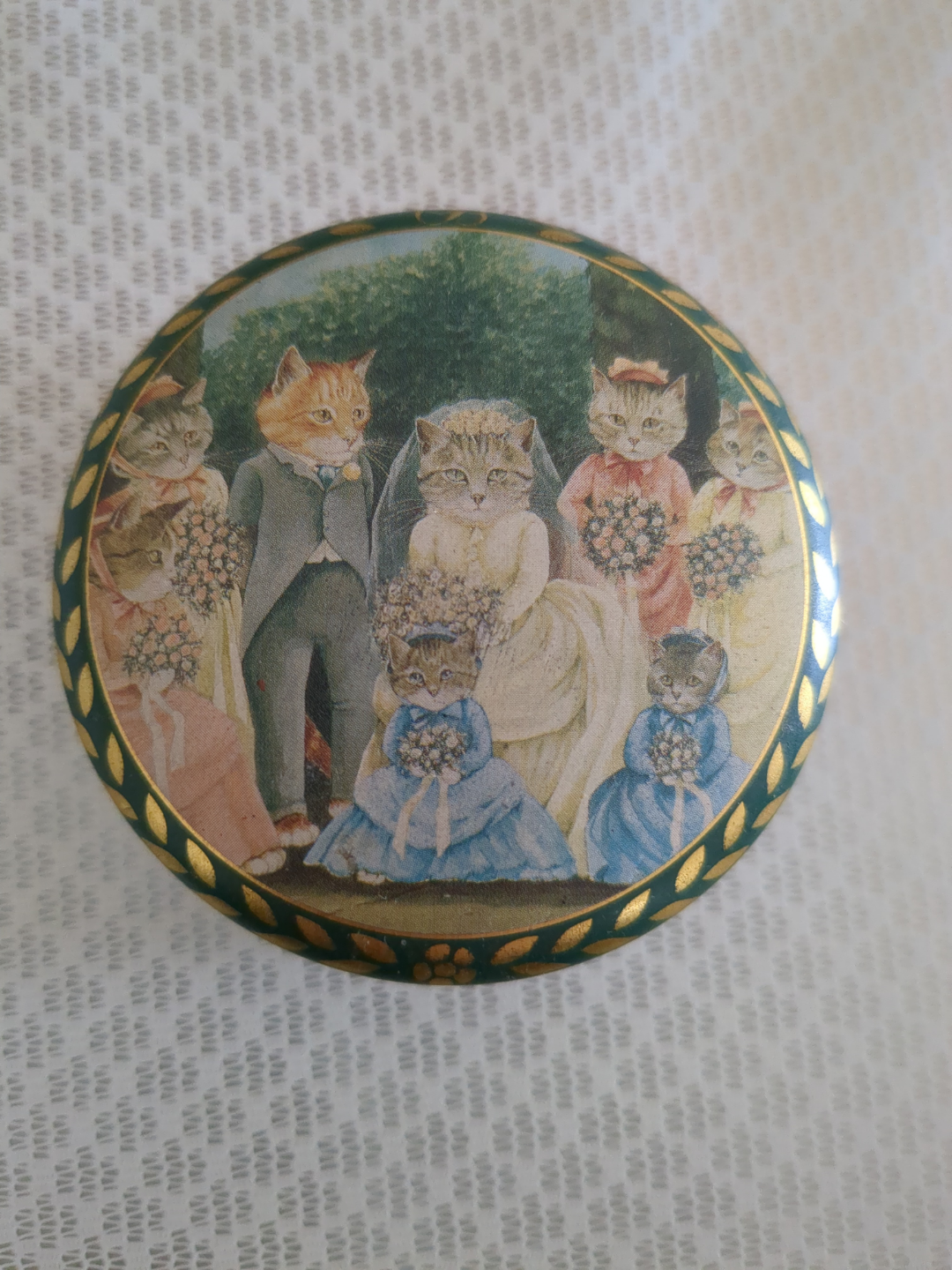 猫の結婚式　丸型缶ケース