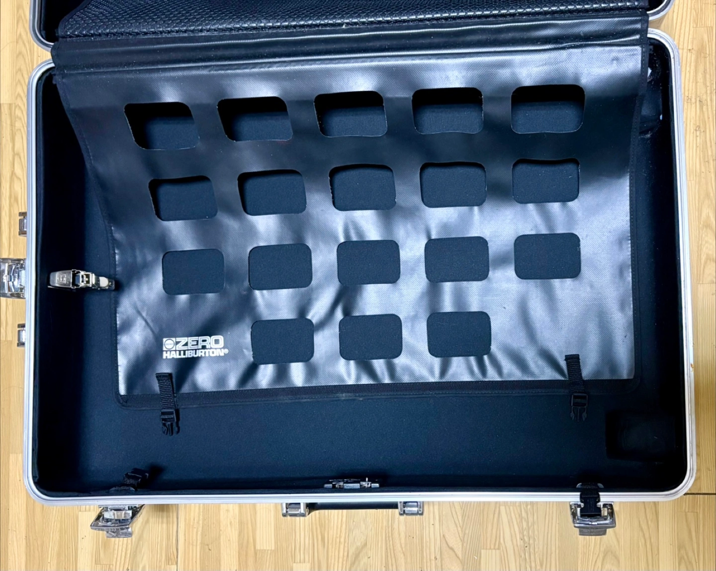 ZOROHALLIBURTON 30年前 グアム購入 大型スーツケースの写真6枚目