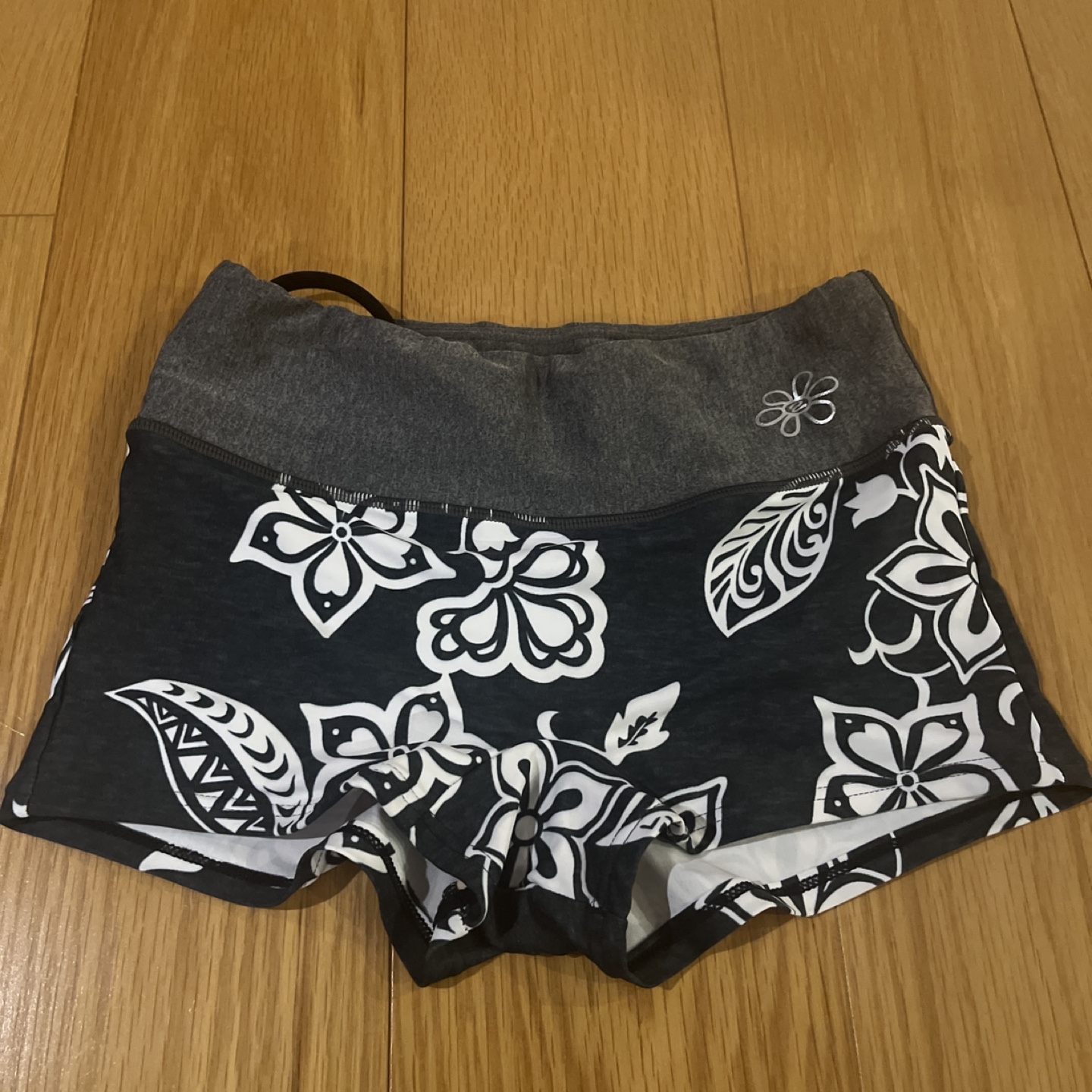 レディース水着　セットアップ グレー 花柄　Mサイズの写真7枚目