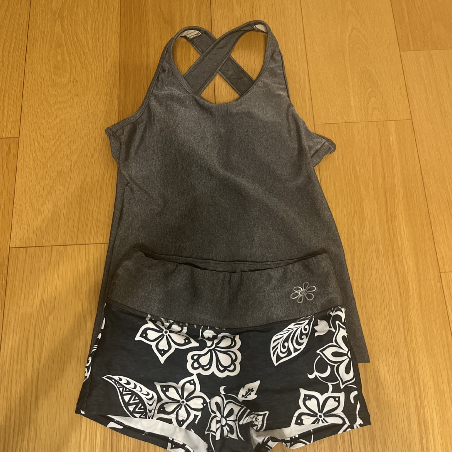 レディース水着　セットアップ グレー 花柄　Mサイズの写真2枚目