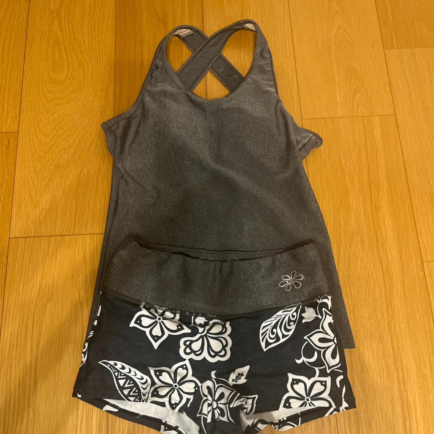 レディース水着 セットアップ グレー 花柄 Mサイズの写真2枚目