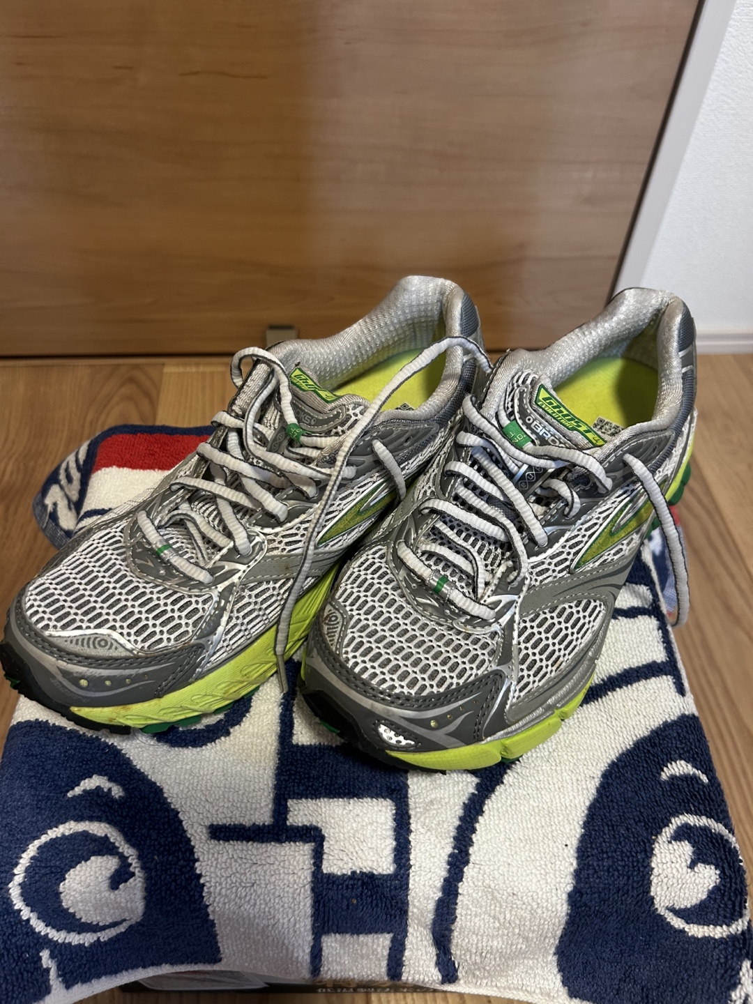 ブルックス ランニングシューズ グレーxグリーン