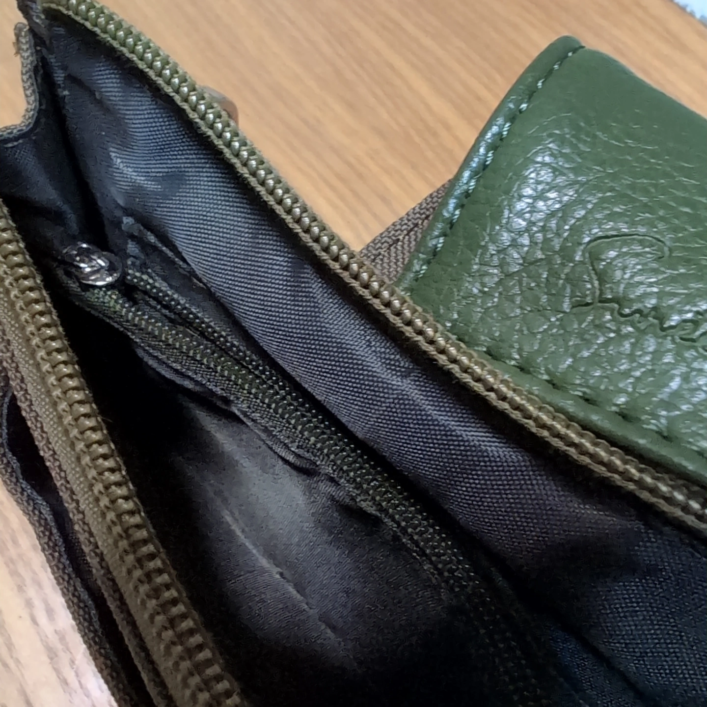 カーキ色ショルダーポーチの写真2枚目
