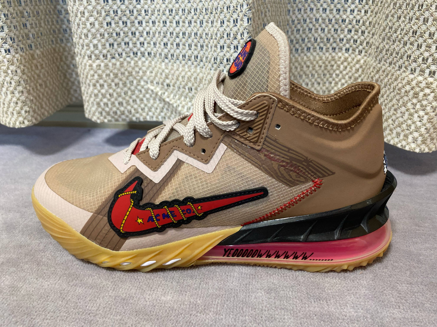 レブロン１８　NIKE スニーカー TUNE SQUADの写真3枚目