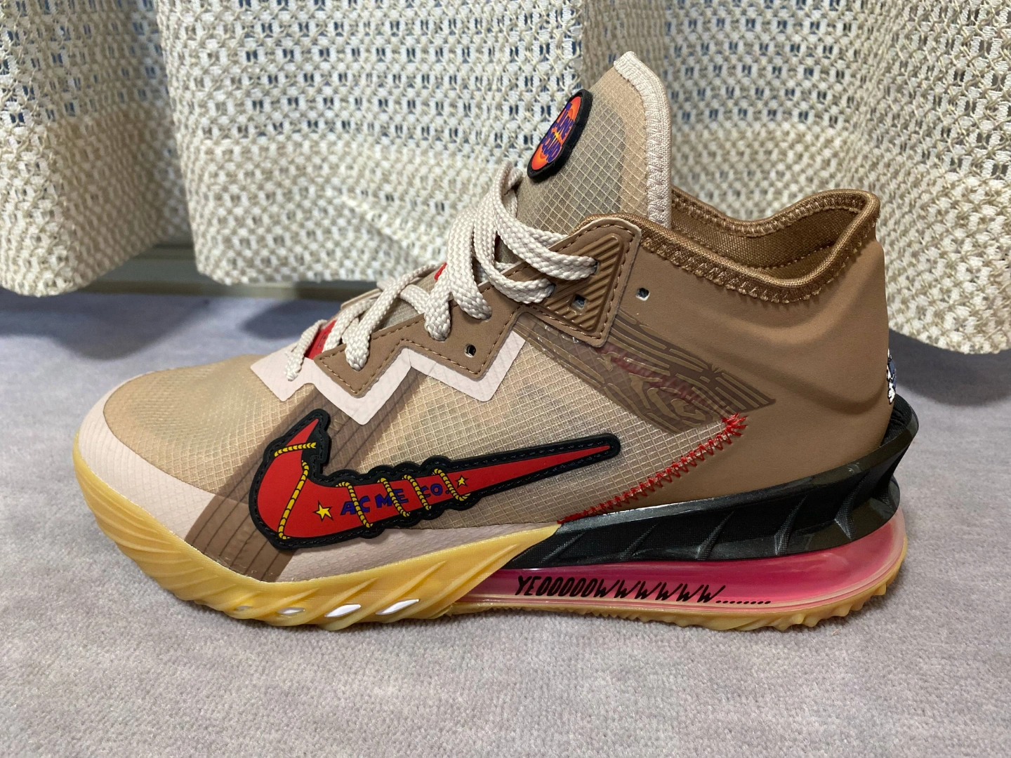 レブロン18 NIKE スニーカー TUNE SQUADの写真3枚目