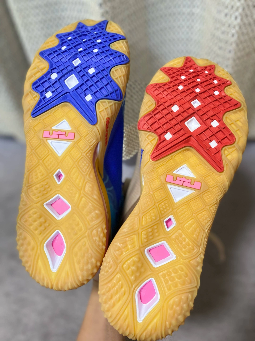 レブロン18 NIKE スニーカー TUNE SQUADの写真5枚目