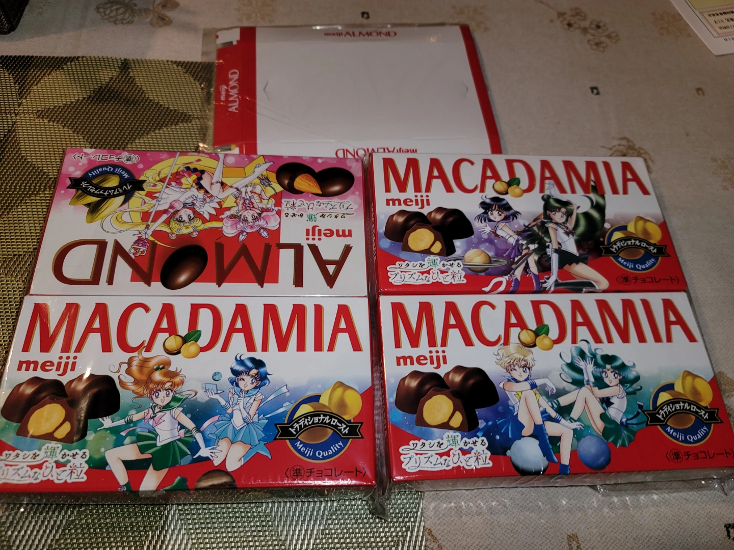 明治 アーモンドチョコレート & マカダミアチョコレート セーラームーン