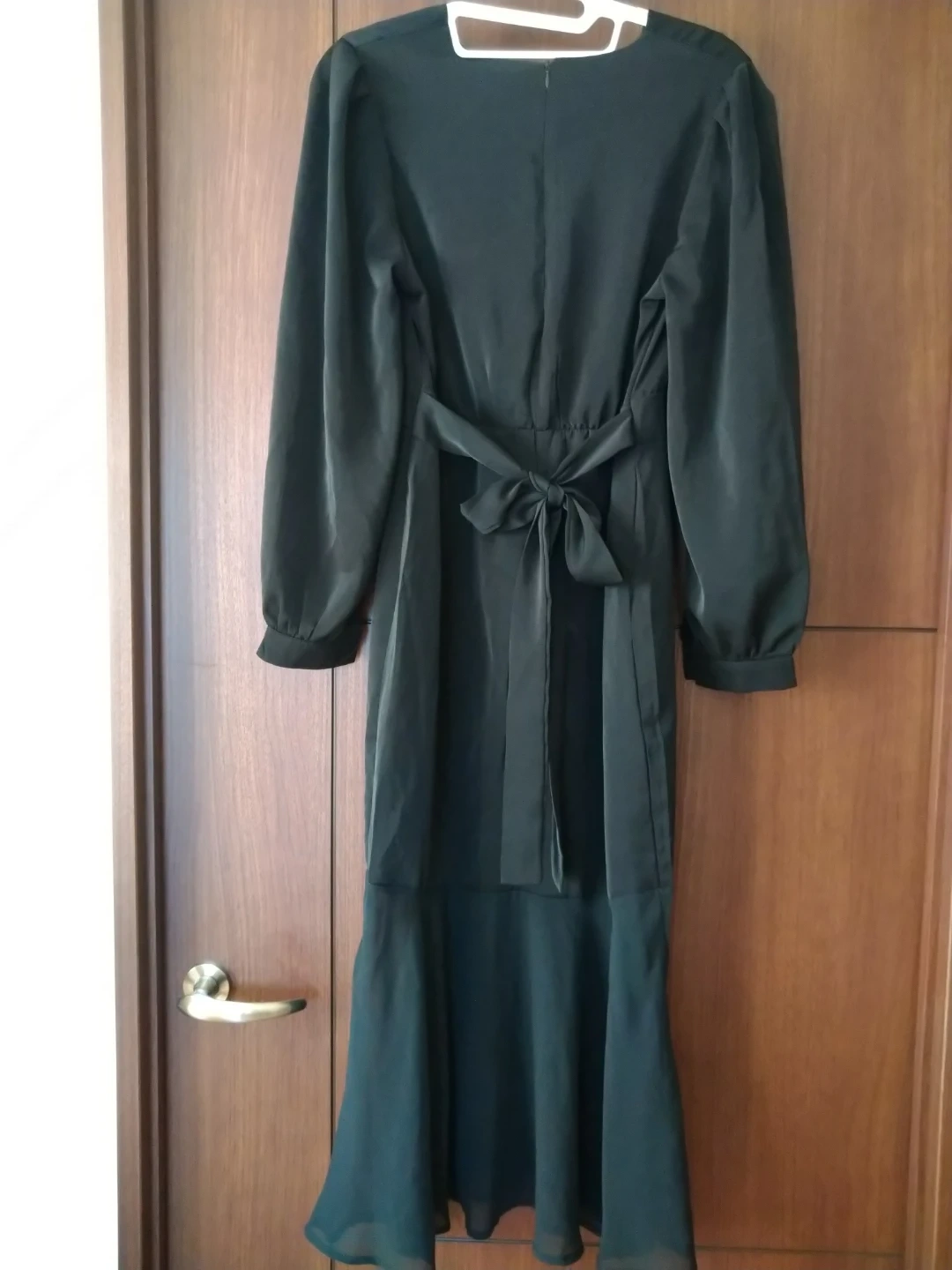 黒ウエストリボン付き長袖ロングワンピースの写真2枚目