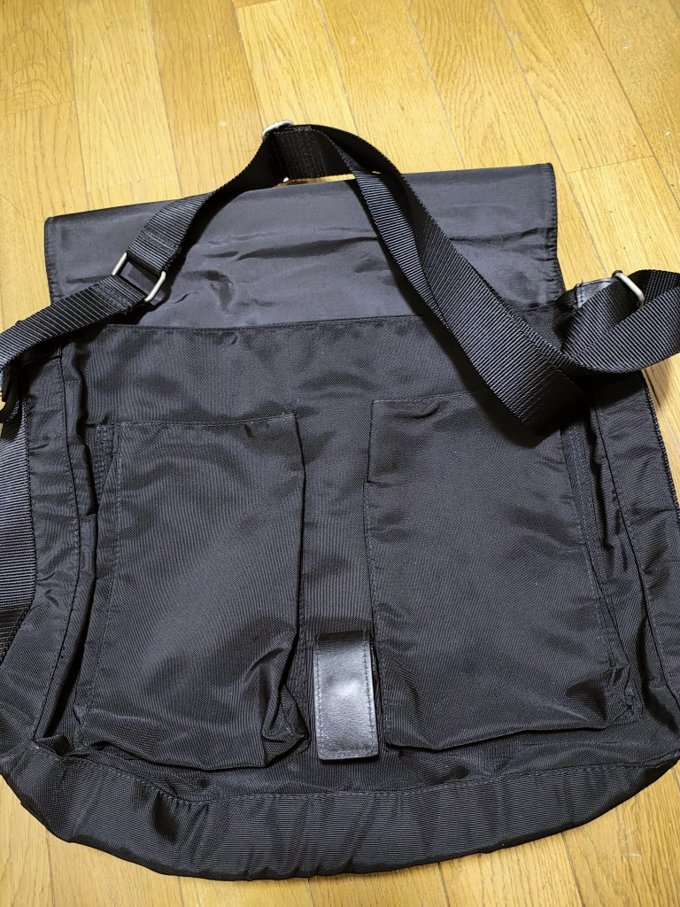 日本未発売⭐︎BANANA REPUBLIC MEN メッセンジャーバッグの写真2枚目