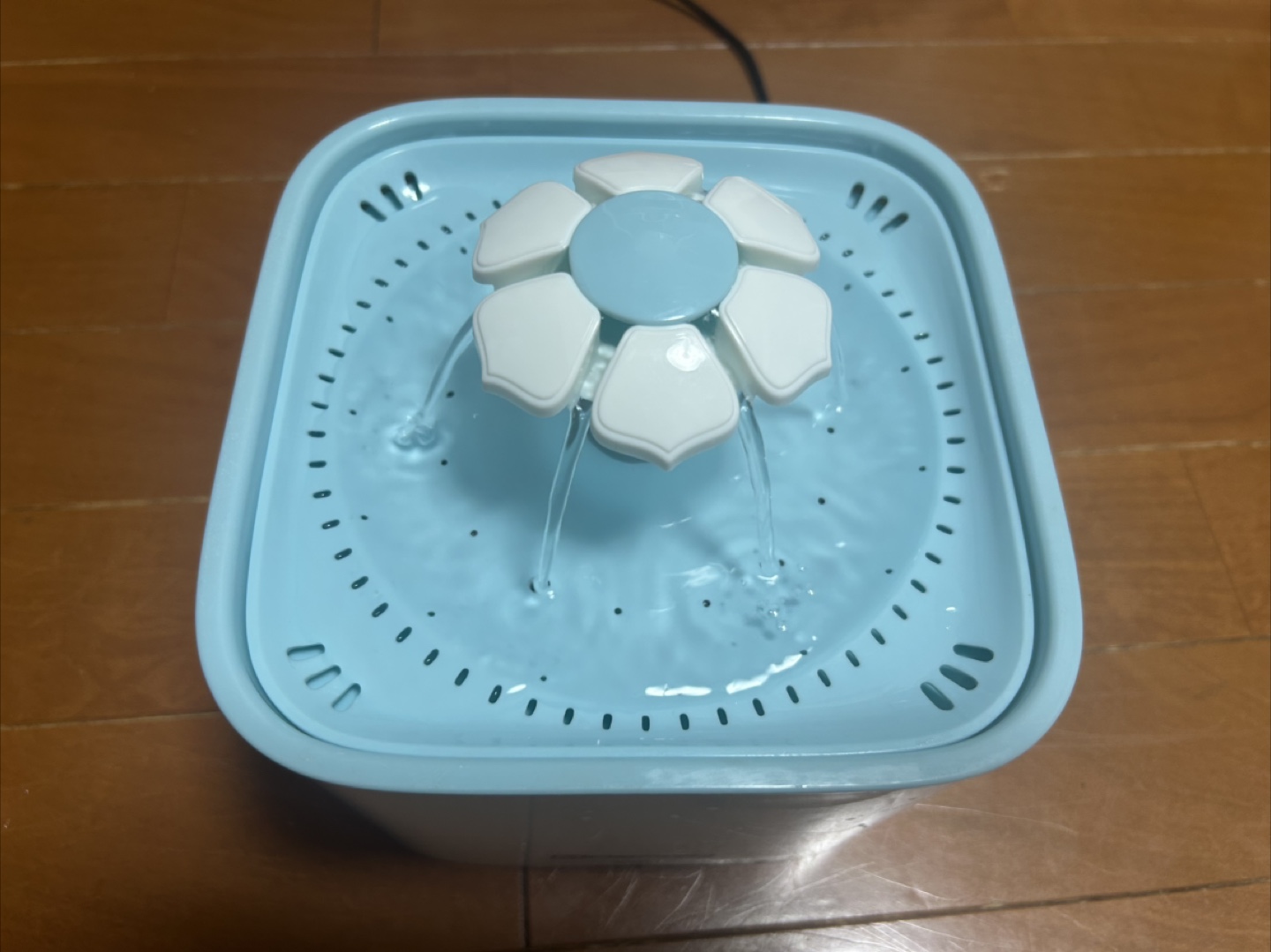 ペット自動給水器 2L フィルター4枚付きの写真2枚目