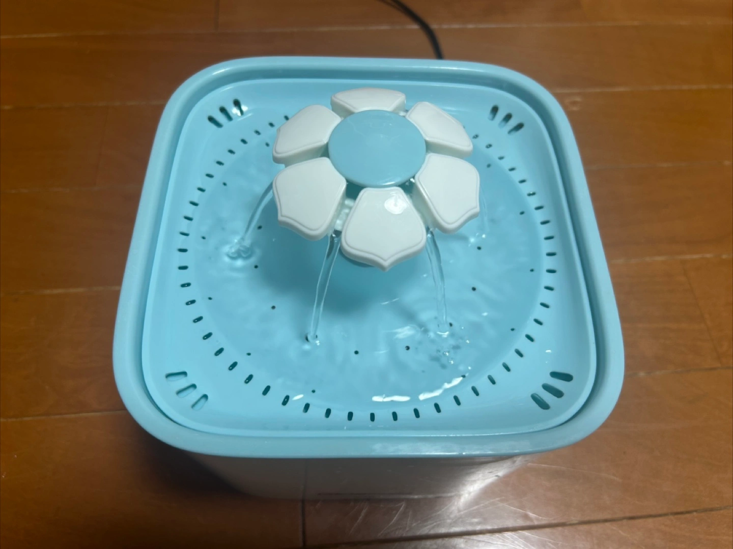 ペット自動給水器 2L フィルター4枚付きの写真2枚目