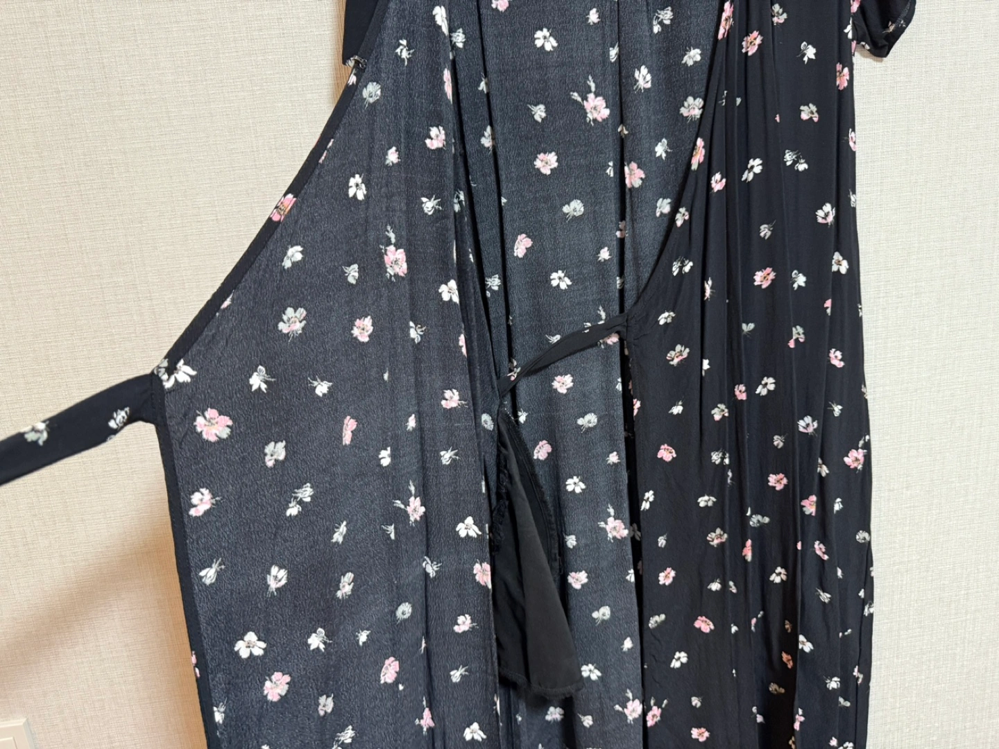 GAP 花柄ラップワンピース 黒 Mサイズの写真4枚目