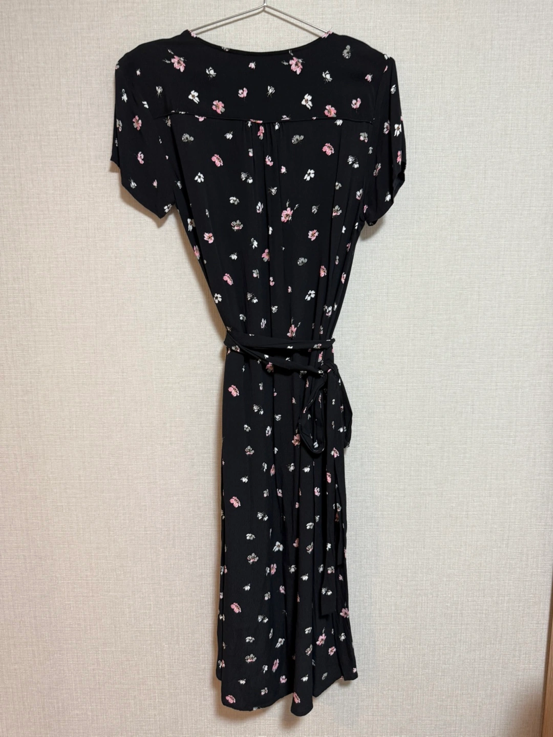 GAP 花柄ラップワンピース 黒 Mサイズの写真2枚目