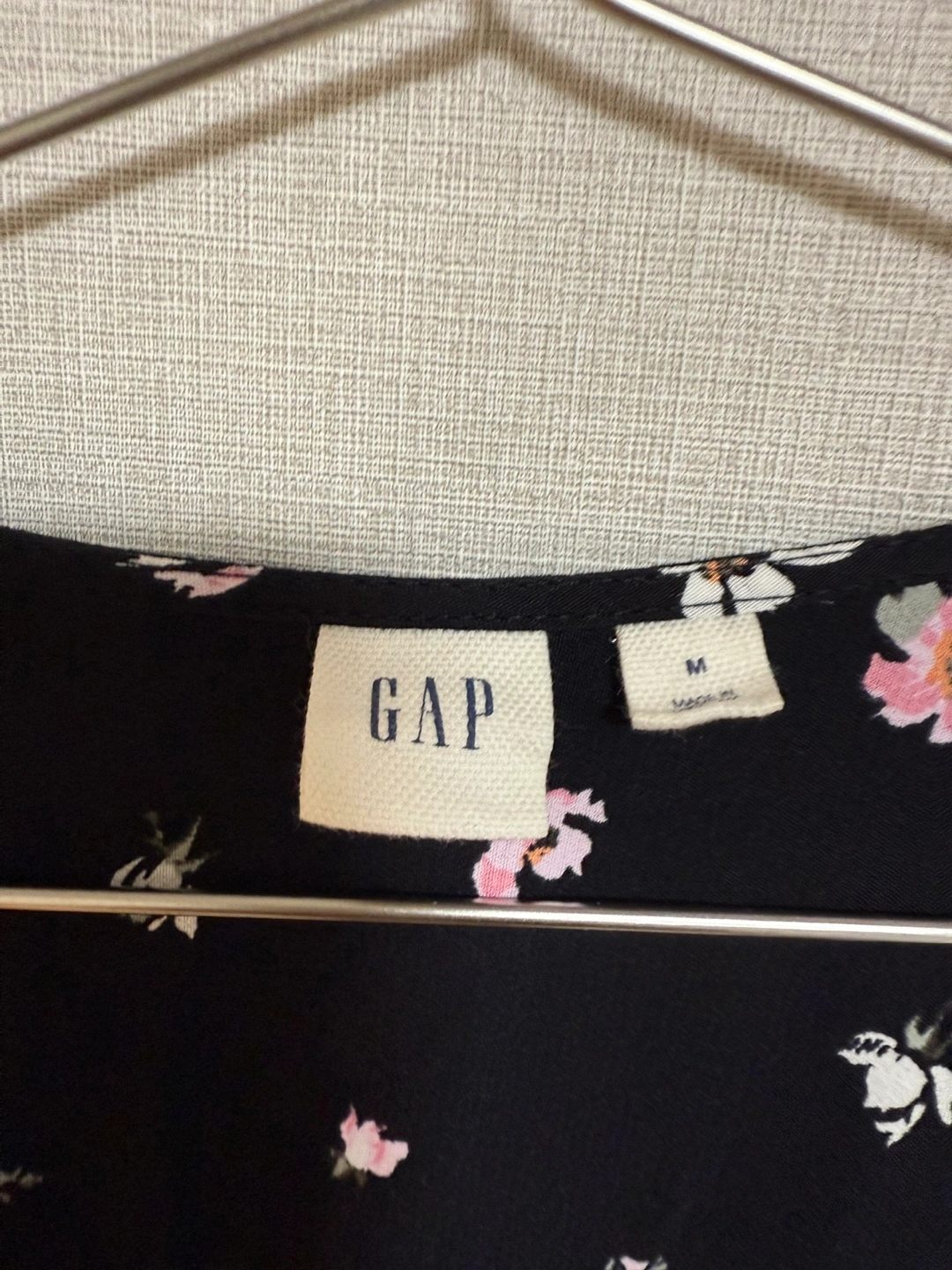GAP 花柄ラップワンピース 黒 Mサイズの写真3枚目