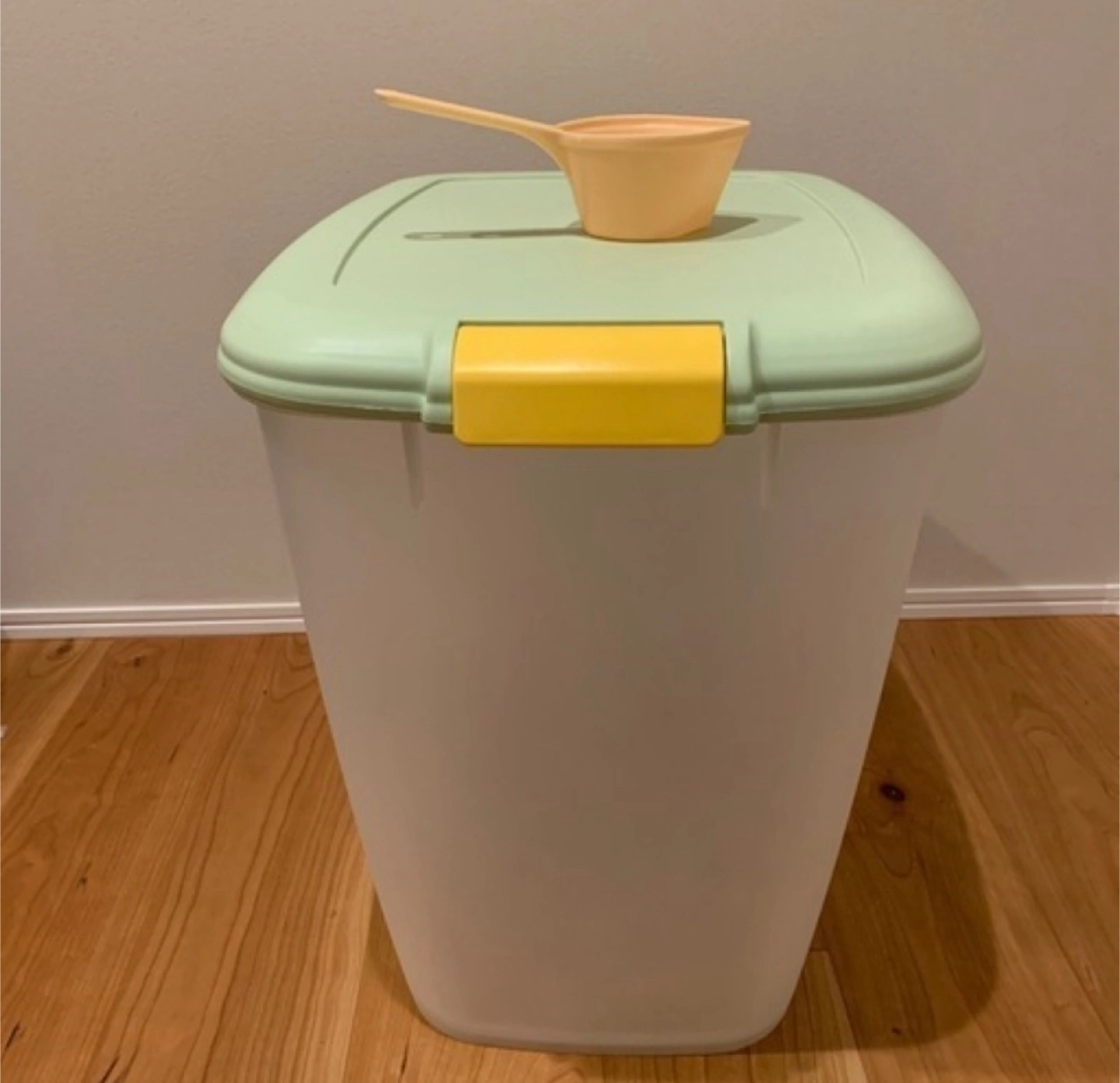 【超美品】ペットフード ストッカー 保存容器 アイリスオーヤマの写真2枚目