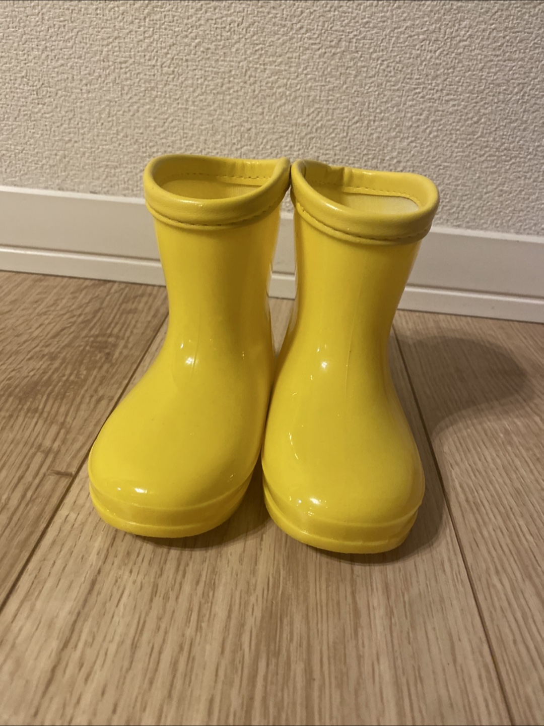 キッズシューズ　13センチ　はらぺこあおむし レインブーツ 黄色の写真2枚目