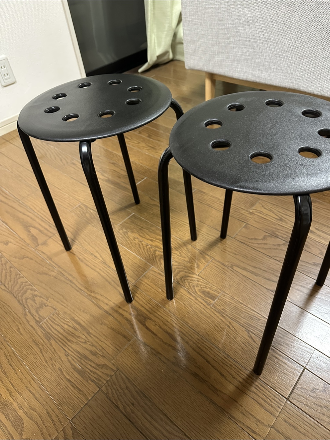 IKEA MARIUS ブラックスツール2個の写真2枚目