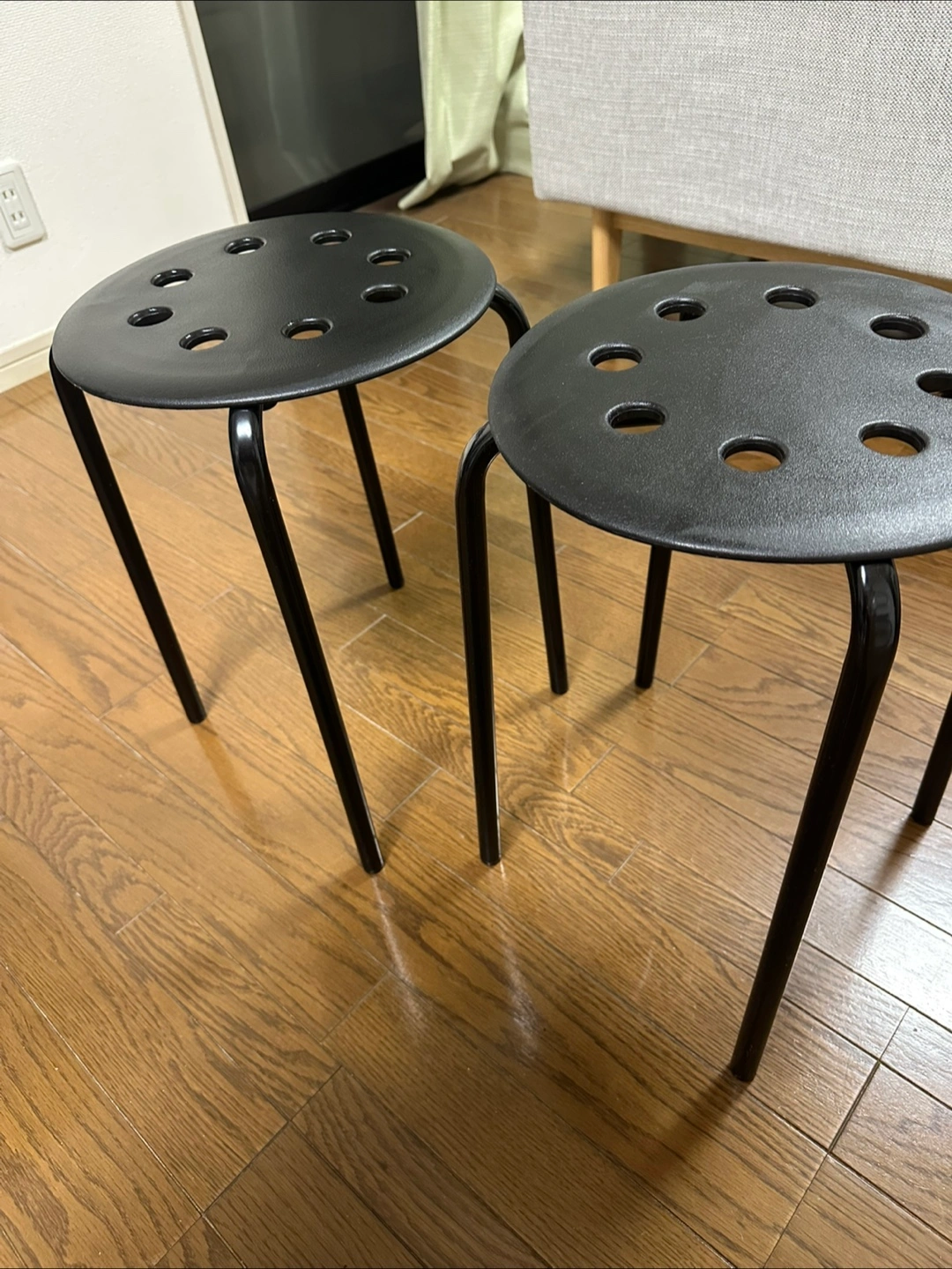 IKEA MARIUS ブラックスツール2個の写真2枚目